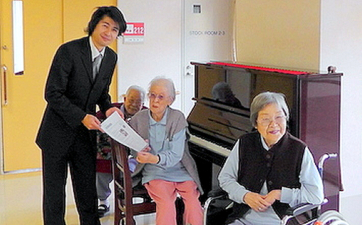 老人福祉施設とピアノの写真